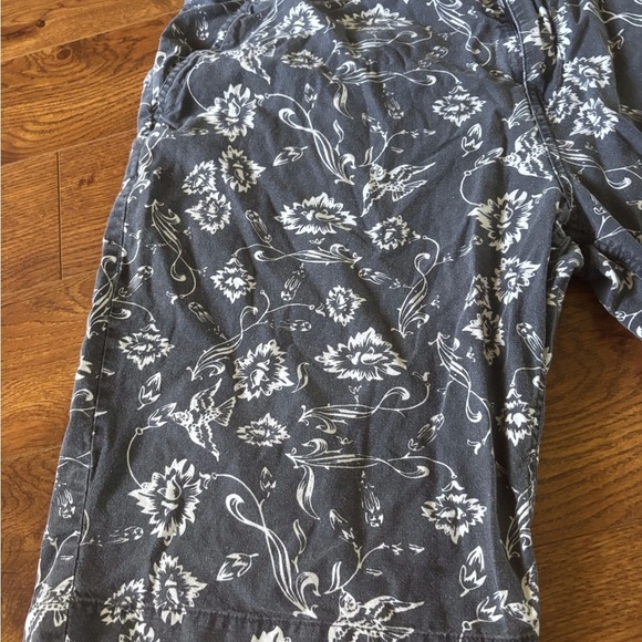 Fresh Gray Floral Men's Shorts - Picture 2 of 7